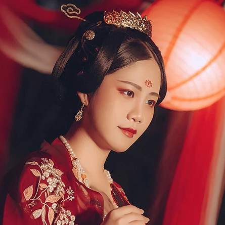 紅衣帶團扇女生頭像，唯美古風(fēng)真人頭像