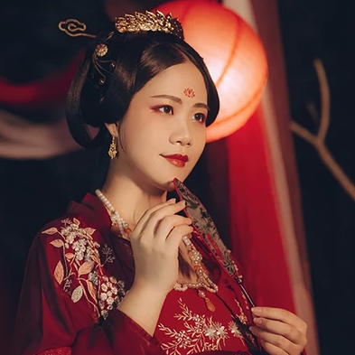 紅衣帶團扇女生頭像，唯美古風(fēng)真人頭像