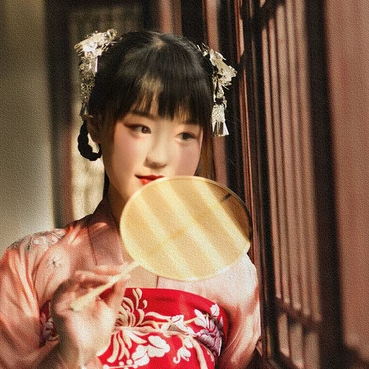 小清新粉衣帶團扇女生頭像，唯美古風真人頭像