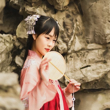 小清新粉衣帶團扇女生頭像，唯美古風真人頭像