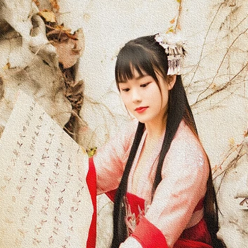 小清新粉衣帶團扇女生頭像，唯美古風真人頭像