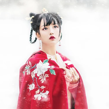 雪花飛舞紅衣女生頭像，唯美古風真人頭像