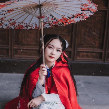 紅衣落雪可愛女生頭像，唯美古風(fēng)真人頭像