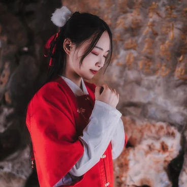 紅衣落雪可愛女生頭像，唯美古風(fēng)真人頭像
