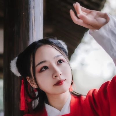 紅衣落雪可愛女生頭像，唯美古風(fēng)真人頭像