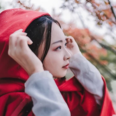 紅衣落雪可愛女生頭像，唯美古風(fēng)真人頭像