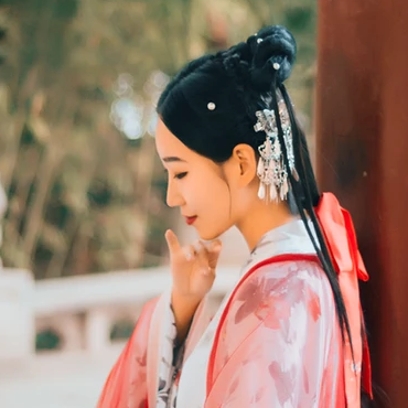 紅紗帶折扇女文藝生頭像，唯美古風(fēng)真人頭像