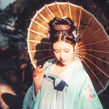 淡青色帶傘女生頭像，唯美古風(fēng)真人頭像