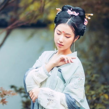 淡青色帶傘女生頭像，唯美古風(fēng)真人頭像