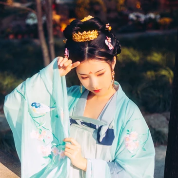 淡青色帶傘女生頭像，唯美古風(fēng)真人頭像