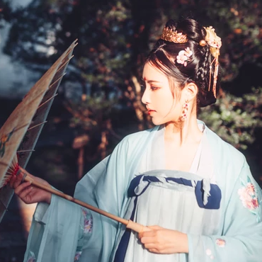 淡青色帶傘女生頭像，唯美古風(fēng)真人頭像