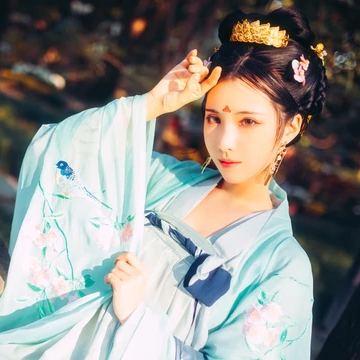 淡青色帶傘女生頭像，唯美古風(fēng)真人頭像