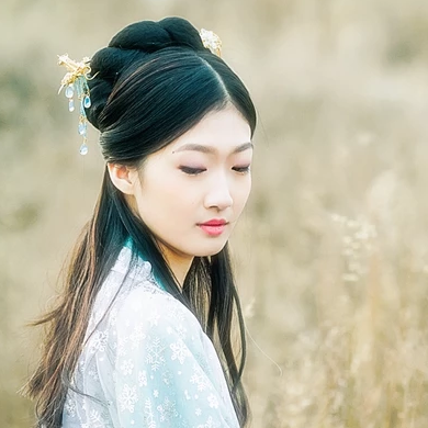 淡藍色文藝女生頭像，唯美古風真人頭像