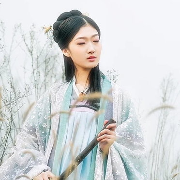 淡藍色文藝女生頭像，唯美古風真人頭像