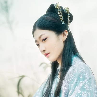 淡藍色文藝女生頭像，唯美古風真人頭像