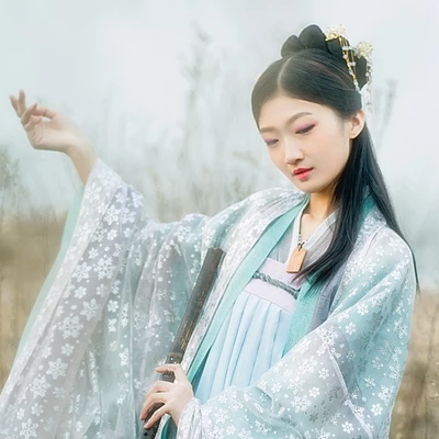 淡藍色文藝女生頭像，唯美古風真人頭像