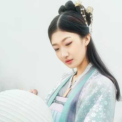 淡藍色文藝女生頭像，唯美古風真人頭像