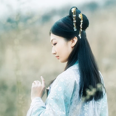 淡藍色文藝女生頭像，唯美古風真人頭像