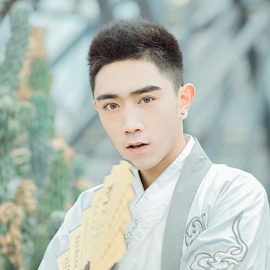 文藝男生帶折扇頭像，唯美古風(fēng)真人頭像