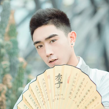 文藝男生帶折扇頭像，唯美古風(fēng)真人頭像