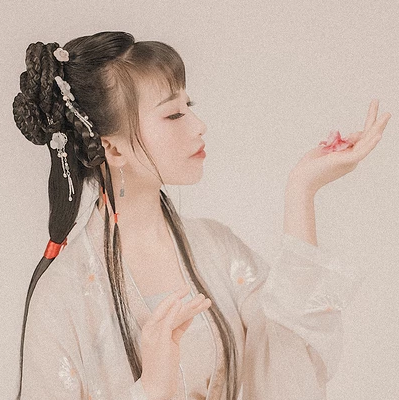 粉色落花拿書(shū)女生頭像，唯美古風(fēng)真人頭像