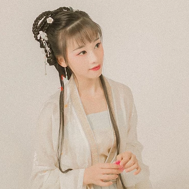 粉色落花拿書(shū)女生頭像，唯美古風(fēng)真人頭像