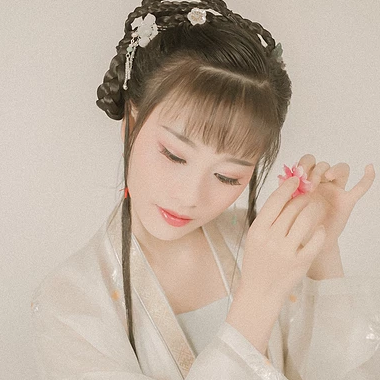 粉色落花拿書(shū)女生頭像，唯美古風(fēng)真人頭像