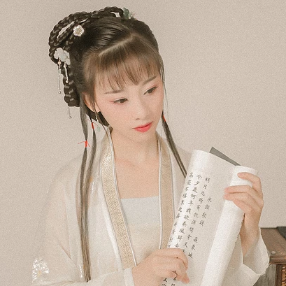 粉色落花拿書(shū)女生頭像，唯美古風(fēng)真人頭像