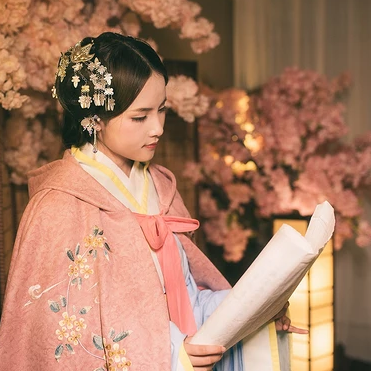 粉色斗篷女生頭像,唯美古風真人頭像