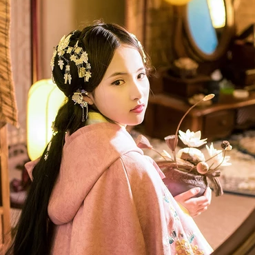 粉色斗篷女生頭像,唯美古風真人頭像