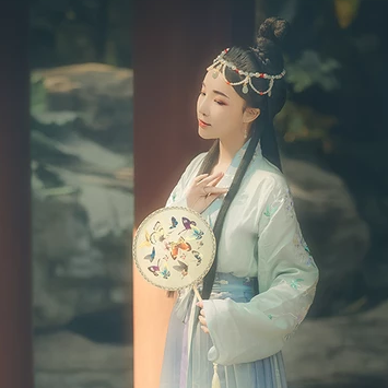 淡雅少女帶團扇頭像，唯美古風真人頭像