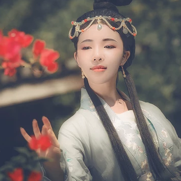 淡雅少女帶團扇頭像，唯美古風真人頭像