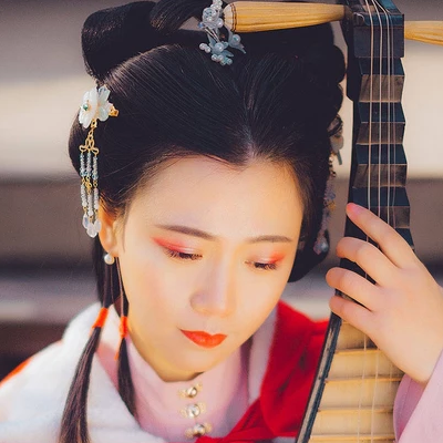 紅色披風帶琵琶文藝頭像，唯美古風真人頭像