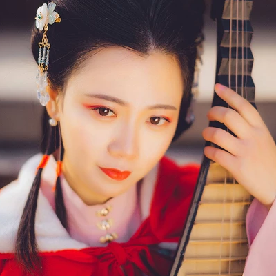 紅色披風帶琵琶文藝頭像，唯美古風真人頭像