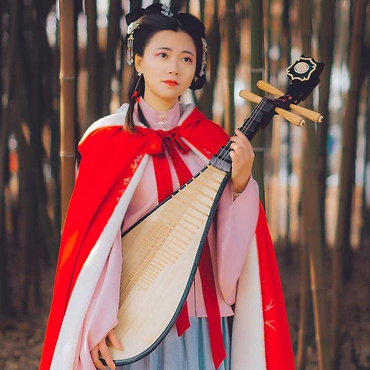 紅色披風帶琵琶文藝頭像，唯美古風真人頭像