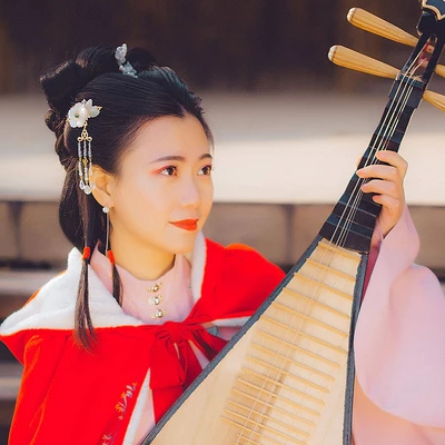 紅色披風帶琵琶文藝頭像，唯美古風真人頭像