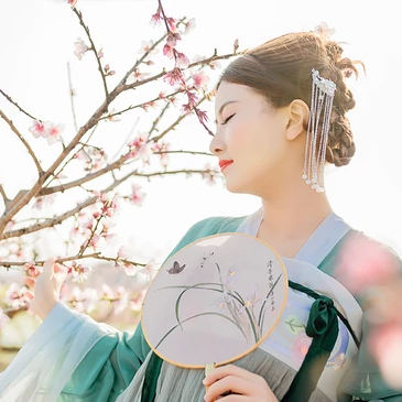 桃花樹下帶團(tuán)扇女生頭像，唯美古風(fēng)真人頭像