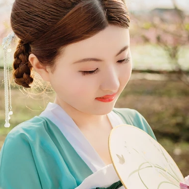 桃花樹下帶團(tuán)扇女生頭像，唯美古風(fēng)真人頭像