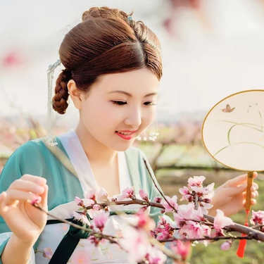 桃花樹下帶團(tuán)扇女生頭像，唯美古風(fēng)真人頭像