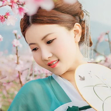 桃花樹下帶團(tuán)扇女生頭像，唯美古風(fēng)真人頭像