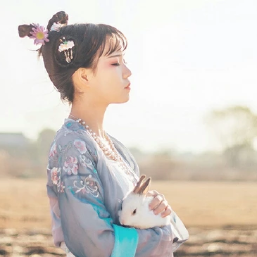 田園里提花籃女生頭像，唯美古風(fēng)真人頭像