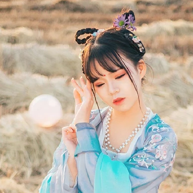 田園里提花籃女生頭像，唯美古風(fēng)真人頭像