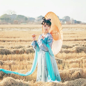 田園里提花籃女生頭像，唯美古風(fēng)真人頭像