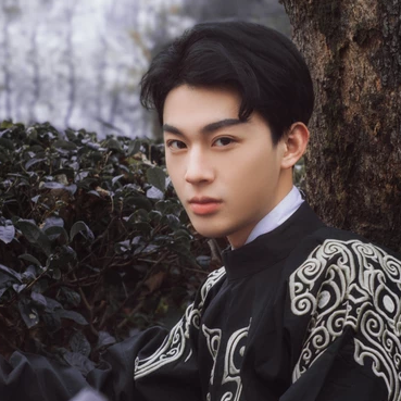 瀟灑帥氣男生帶折扇頭像，唯美古風(fēng)真人頭像