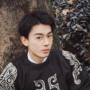 瀟灑帥氣男生帶折扇頭像，唯美古風(fēng)真人頭像