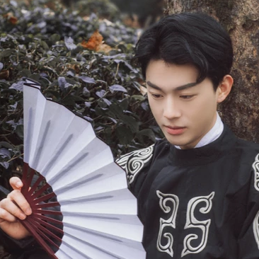 瀟灑帥氣男生帶折扇頭像，唯美古風(fēng)真人頭像