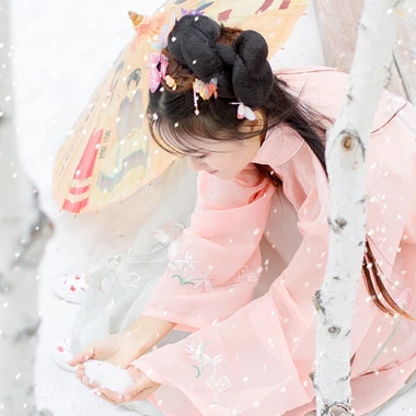 雪景帶傘紅衣女生頭像，唯美古風(fēng)真人頭像