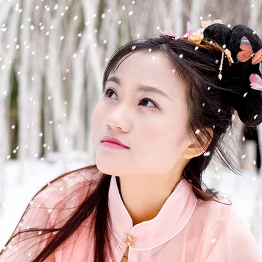 雪景帶傘紅衣女生頭像，唯美古風(fēng)真人頭像