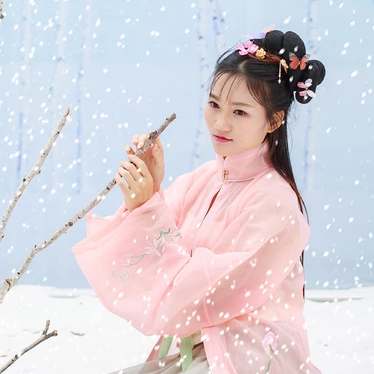 雪景帶傘紅衣女生頭像，唯美古風(fēng)真人頭像