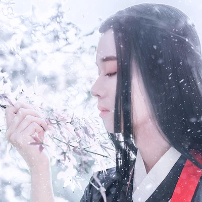 雪景翩翩公子帶折扇頭像，唯美古風(fēng)真人頭像